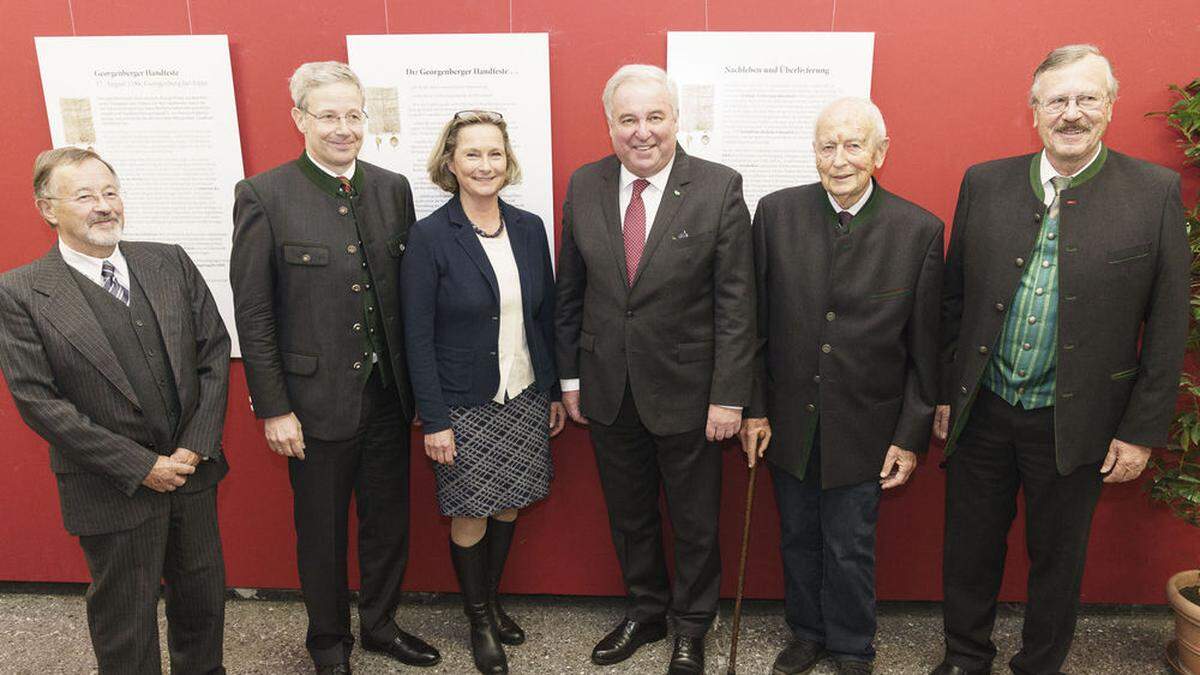 Brunner (1. v. l.) im Jahr 2018 anlässlich &quot;150 Jahre Landesarchiv&quot; mit dem heutigen Archivdirektor Obersteiner, der damaligen Landtagspräsidentin Vollath, dem damaligen Landeshauptmann Schützenhöfer, Gerhard Pferschy und Josef Riegler (beide Landesarchiv)