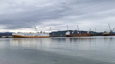 In Monfalcone wird das Fahrwasser für Frachtschiffe ausgebaggert