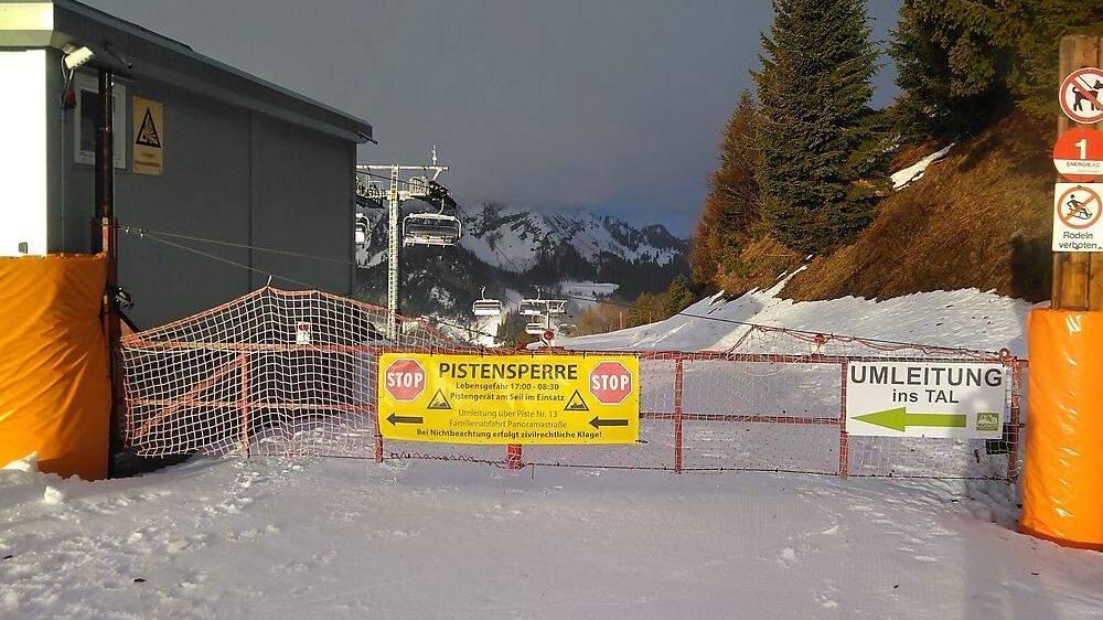Scheinwerfer, rote Lichter und ein Zaun, der erhöht wurde, halten manche Skifahrer nicht ab – jeden Abend werden seitens der Seilbahnmitarbeiter von der Absperrung „Beweisfotos“ gemacht 	