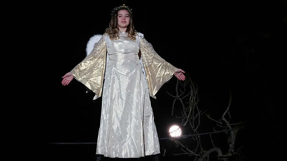 Beim Christkindlspiel schwebt das Christkind am Weizer Hauptplatz vom Himmel herab