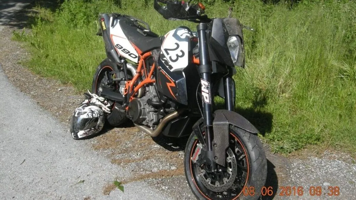 Der Fahrer dieser Maschine kam von der Straße ab