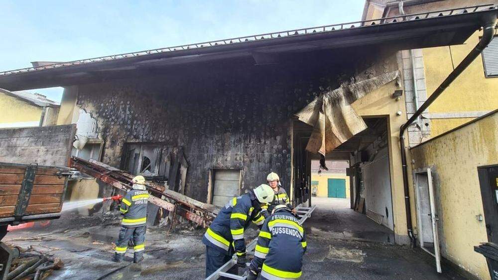 Auch die Fassade des Presshauses stand in Brand