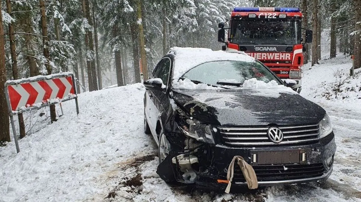 Der Pkw rutschte von der L458 in einen Baum