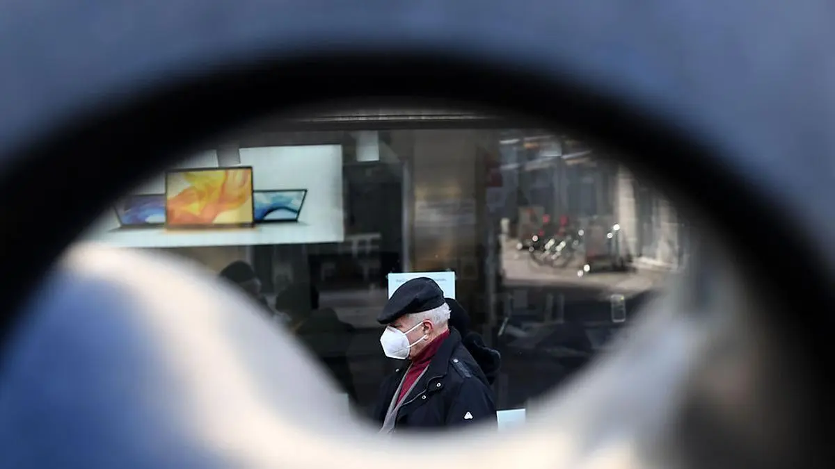 ABD0108_20210111 - ST. PÖLTEN - ÖSTERREICH: ++ THEMENBILD ++ Eine Person mit Schutzmaske aufgenommen am Montag, 11. Jänner 2021, in der St. Pöltner Innenstadt. Der dritte Lockdown wird sich um eine Woche bis voraussichtlich 24. Jänner verlängern. - FOTO: APA/HELMUT FOHRINGER