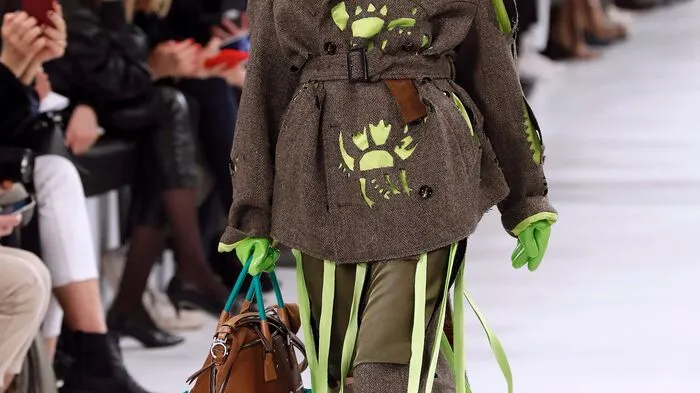 Unkonventionell, avantgardistisch mit dekonstruktiven Einflüssen: Maison Margiela präsentierte in Paris die Herbst-Winterkollektion für 2017/18!