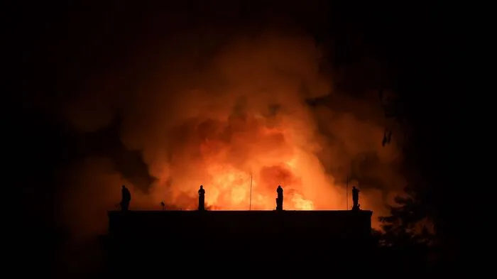 Wie am Sonntagabend (Ortszeit) im Fernsehen zu sehen war, griffen die Flammen auf fast alle Teile des historischen Gebäudes über.  