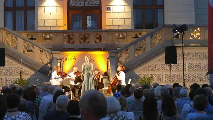 Das Johann-Strauss-Quartett und Sopranistin Loes Cools verzauberten das Feldbacher Publikum mit klassischer Musik