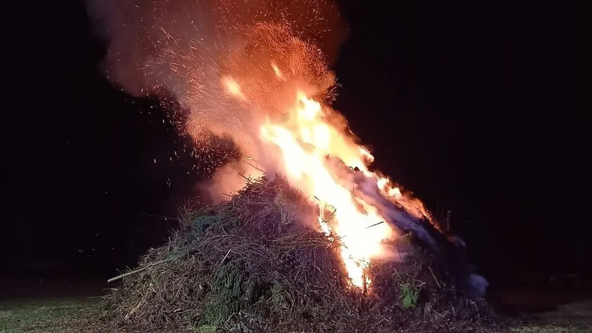 In Eberstein brannte der Osterhaufen bereits in der Nacht auf Freitag