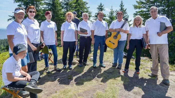 Die Singgemeinschaft Theißenegg mit Obmann Eduard Münzer lud zur traditionellen Gipfelmesse auf den Bärofen. Zelebriert wurde die Heilige Messe von Pfarrer Nirmal Kumar Yarramalla. Die gesangliche Umrahmung oblag der Singgemeinschaft Theißenegg mit Chorleiterin Bettina Schmerlaib. Im Anschluss gab es nach dem Abstieg vom Gipfel ein gemütliches Beisammensein auf der Wirtshütte. 