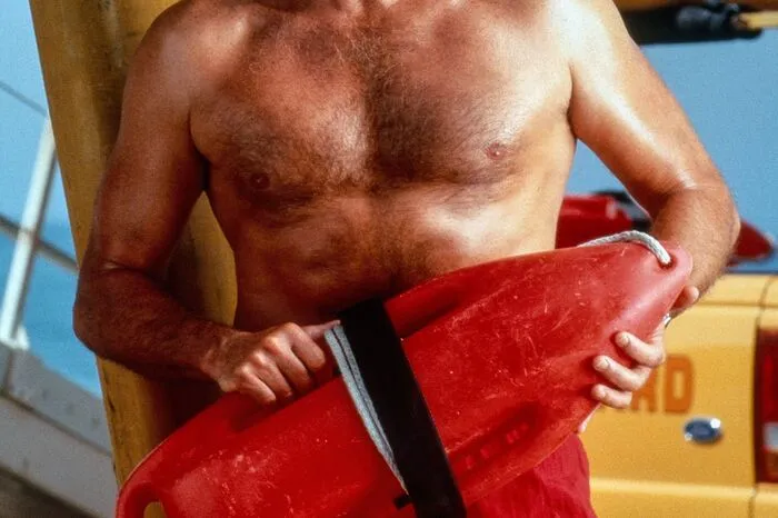 Nach vier Staffeln ist Schluss, Hasselhoff ist danach auch in deutschen Komödien wie "Zärtliche Chaoten 2" zu sehen. Doch schon 1989 übernimmt er seine nächste Kultrolle: die des Rettungsschwimmers Mitch Buchannon in "Baywatch".