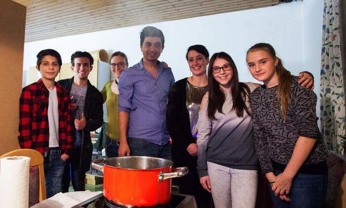 Ali, Achmed, Monika Reindl-Sint, Samad Pashazadeh, Kathrin Schönegger, Chiara und Lorena (von links)