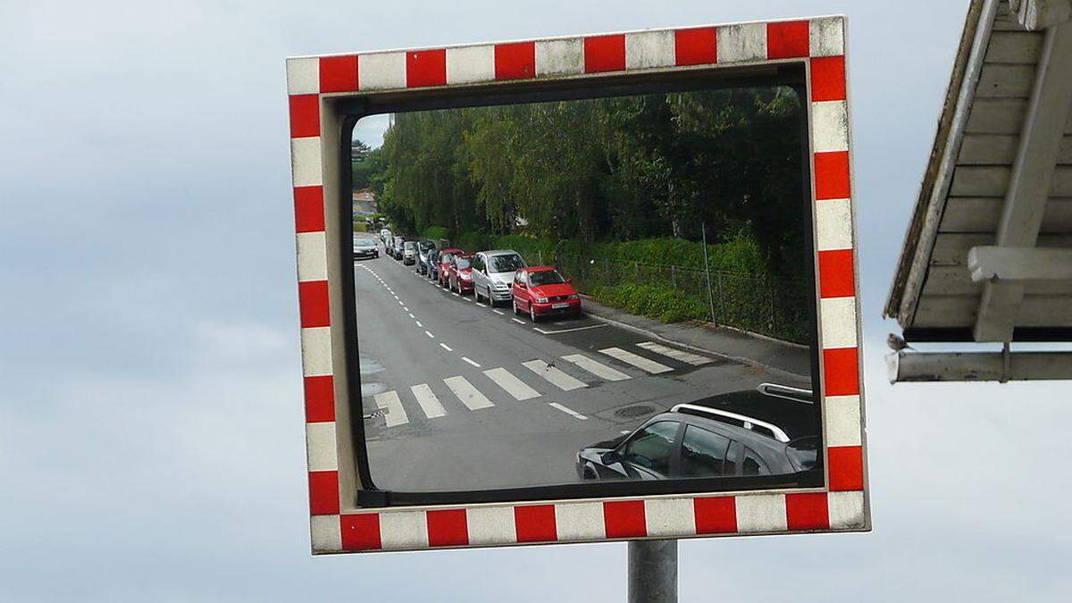 Unbekannte machten sich an Verkehrsspiegeln zu schaffen