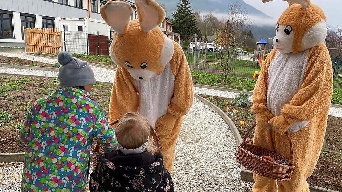 Als Preis für den absolvierten Osterhasenweg bekamen die Kinder Süßigkeiten von den Osterhasen