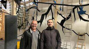 Hans-Dieter und Michael Florijancic im neuen, noch nicht eröffneten Ninja-Warrior-Parcours im Boulderpoint Leoben