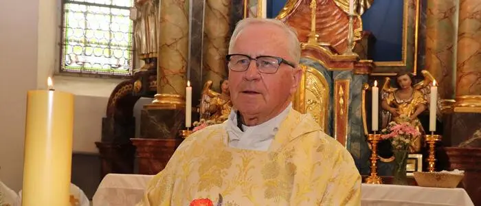 Ein Pfarrer in der Kirche und im Priestergewand