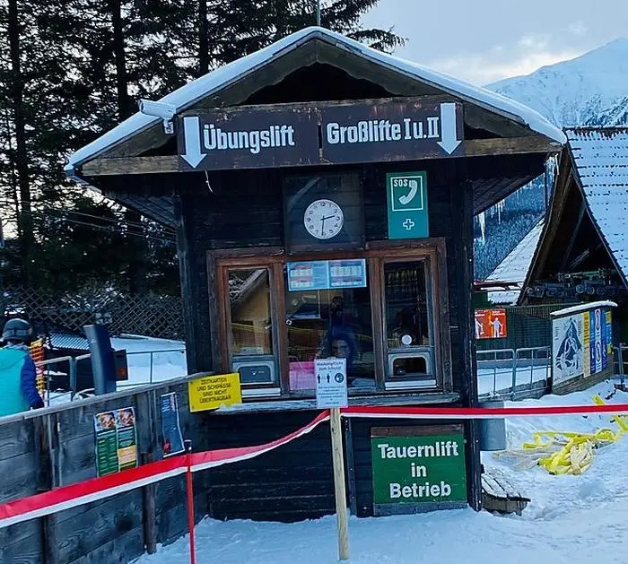 „Knusperhäuschen“ am Lifteingang