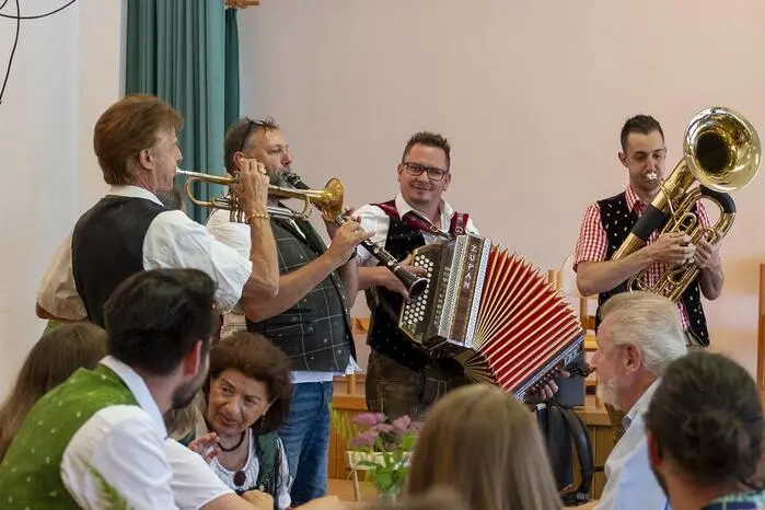 Zahlreiche Gäste erfreuten sich an der Kirchtagsmusik der Gruppe „FUBU Buam“ und genossen sie freundliche Atmosphäre. 