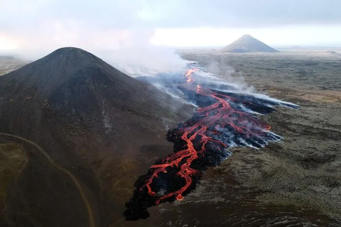 Das Vulkangebiet liegt etwa 40 Kilometer südwestlich von Reykjavik. Nach einem kräftigen Start der Eruption nahm die Aktivität am Dienstag recht deutlich ab.