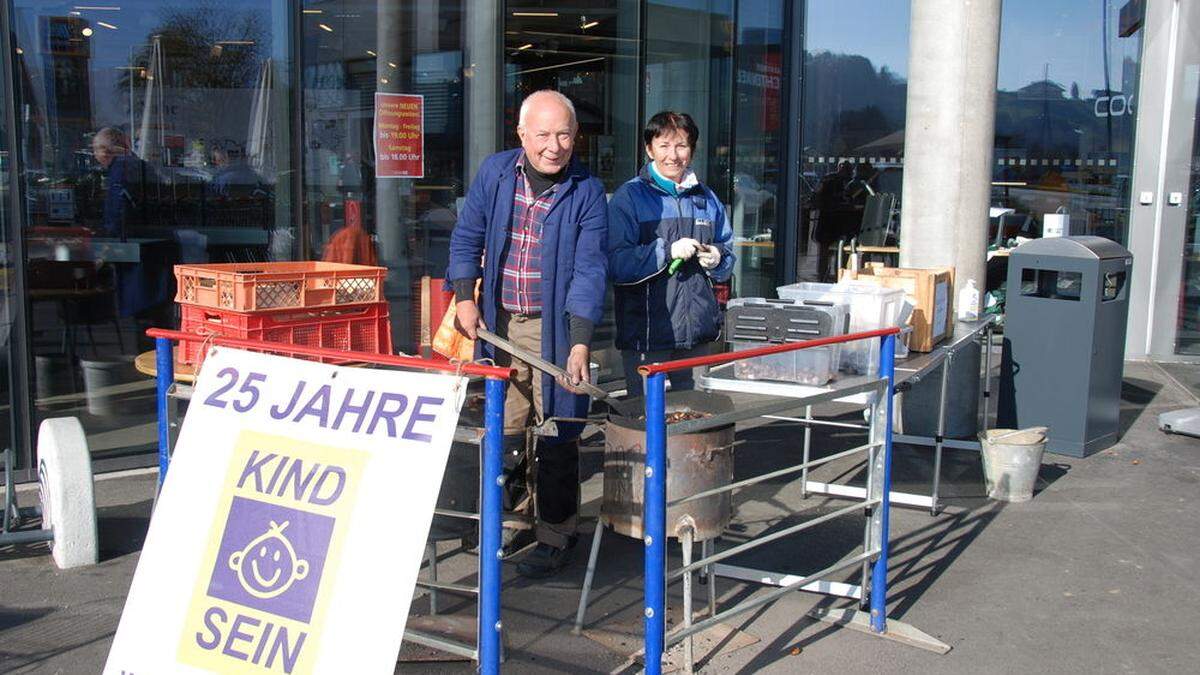 Reinhold und Adelheid Tittel verkaufen Kastanien beim Wez 