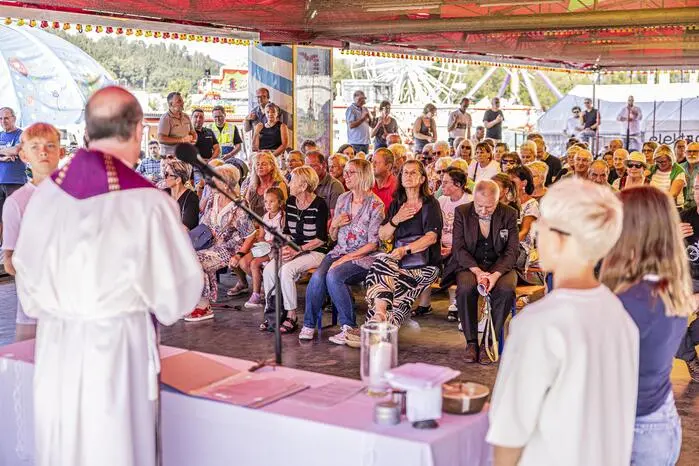 Begonnen hat das größte und älteste Volksfest Südkärntens traditionell mit dem ökumenischen Gottesdienst durch Stadtpfarrer Ivan Olip auf der Autodromfläche Pötscher.