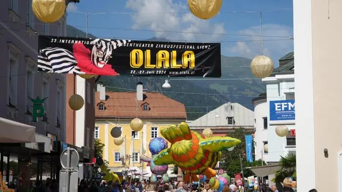 Wenn Zuschauermassen und farbenfrohe Attraktionen in Lienz die Straßen und Plätze bevölkern, dann hat OLALA die Stadt fest im Griff
