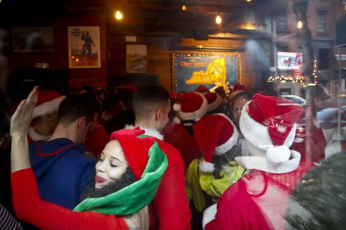 Die Metropole und ihre Barbesitzer pflegen eine Hassliebe zur "Santacon", mit der seit 2012 Geld für wohltätige Zwecke gesammelt werden soll.