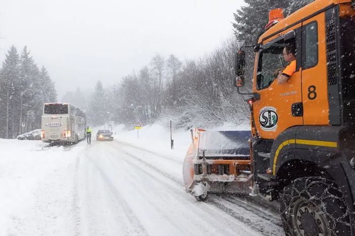 Schneepflüge und auch Feuerwehren mussten mehrfach zu technischen Einsätzen ausrücken, auch ein Reisebus blieb im Schnee stecken.