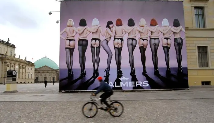 Bildnummer: 51463179  Datum: 04.10.2006  Copyright: imago/PEMAX
Werbeplakat von Palmers am Bebelplatz in Berlin, Landschaft; 2006, Berlin, Werbeplakate, Plakat, Plakate, Reklame, Werbekampagne, Werbekampagnen, Radfahrer, Fahrradfahrer, Schriftzug; , quer, Kbdig, Totale, Einzelhandel, Wirtschaft, Logo, Logos, Deutschland,  ,