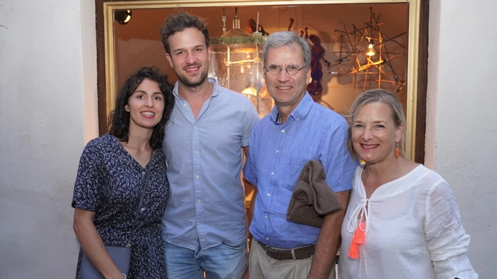 Er hätte liebend gerne seinen Garten für das Konzert zur Verfügung gestellt: Kieferchirurg Josef Feldner (3.v.l.) hat Johannes Gritschacher animiert, doch einmal in Gmünd zu konzertieren. Sturmböen und Regen machten ein Freiluftkonzert unmöglich. 