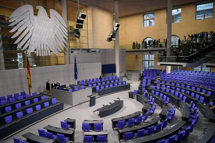 Der Bundestag trat zusammen, um den SPD-Politiker Olaf Scholz zum neuen deutschen Bundeskanzler zu wählen.