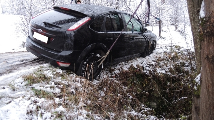 Die Feuerwehren Dietersdorf und Mureck mussten einen Pkw bergen, der auf der schneebedeckten Fahrbahn in einen Wald abgerutscht war.