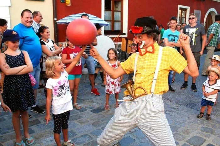 Ein Jahrmarkt voller Gaukler, Spielvolk und Artisten zum Anfassen motivierten die Besucher zum Mitmachen.