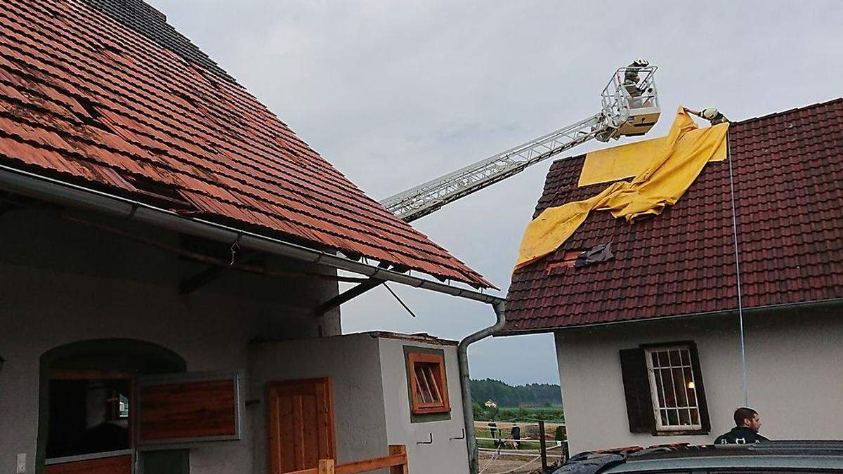 In Petersdorf II deckte der Sturm die Dächer eines Wohnhauses und Pferdestalles ab