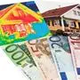 Foto eines Einfamilienhauses, Thermalbild und Geldscheine, Energie sparen, Composing, Oesterreich Photo of a single-family house, thermal image and banknotes, saving energy, composing, Austria BLWS678940 *** Photo one family house, Thermal image and banknotes, Energy save up, composition, Austria Photo of a Single Family houses Thermal Image and banknotes, Saving energy composition, Austria BLWS678940 Copyright: xblickwinkel/McPHOTO/BilderBoxx