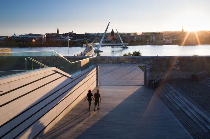 Innerhalb der historischen Stadtmauern von (London)Derry, Nordirlands zweitgrößter Stadt, wird abends gefeiert, dass es Ibiza zur Ehre gereichen würde.