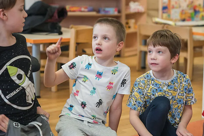 Wie schaut das Christkind aus?Erik (6): Es hat einen goldenen Haarring über dem Kopf – einen Heiligenschein!Nico (6): Ein weißes Kleid ... – [andere Kinder rufen: Das weiß doch jeder!] – und es hat Kerzen mit, sonst sieht es nichts.Thimo (6): Es hat Flügel... – [andere Kinder rufen: Nein! Wie der Nikolaus schaut es aus!] – Doch, wie soll es sonst fliegen, ohne Flügel?