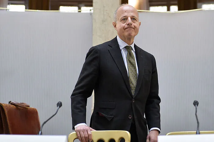 Clemens Jabloner wird vom Pensionisten zum Vizekanzler und Justizminister. Jabloner gilt als Paradejurist. Der verheiratete Vater von drei Kindern war unter anderem Beamter im Kanzleramt als Sektionsleiter sowie im Verfassungsdienst. 1991 wurde er zum Vizepräsidenten des Verwaltungsgerichtshofs, zwei Jahre später Präsident - eine Aufgabe, die er 20 Jahre lang bis zum Erreichen des Pensionsalters tadellos ausfüllte. Politisch wurde der Sohn eines Impressarios stets der SPÖ zugerechnet.