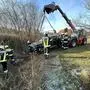 In Bad Gleichenberg musste am Neujahrstag ein Pkw-Lenker befreit werden. Das schwer beschädigte Fahrzeug barg die FF Hof bei Straden per Teleskoplader
