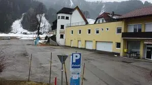 Der Parkplatz des Familienhofs Sereinig soll künftig gebührenpflichtig werden – Gäste des Lokals ausgenommen 