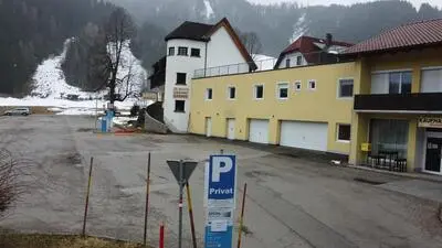 Der Parkplatz des Familienhofs Sereinig soll künftig gebührenpflichtig werden – Gäste des Lokals ausgenommen 