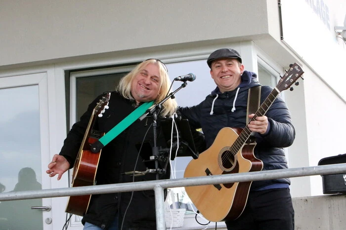 Als musikalischer Einheizer trat das Duo „Die Ungeküssten“ in Erscheinung. 