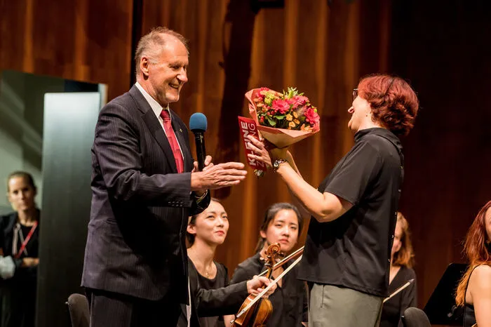 Musikvereins-Chef Ernest Hoetzl führte charmant und kenntnisreich durch das Programm.