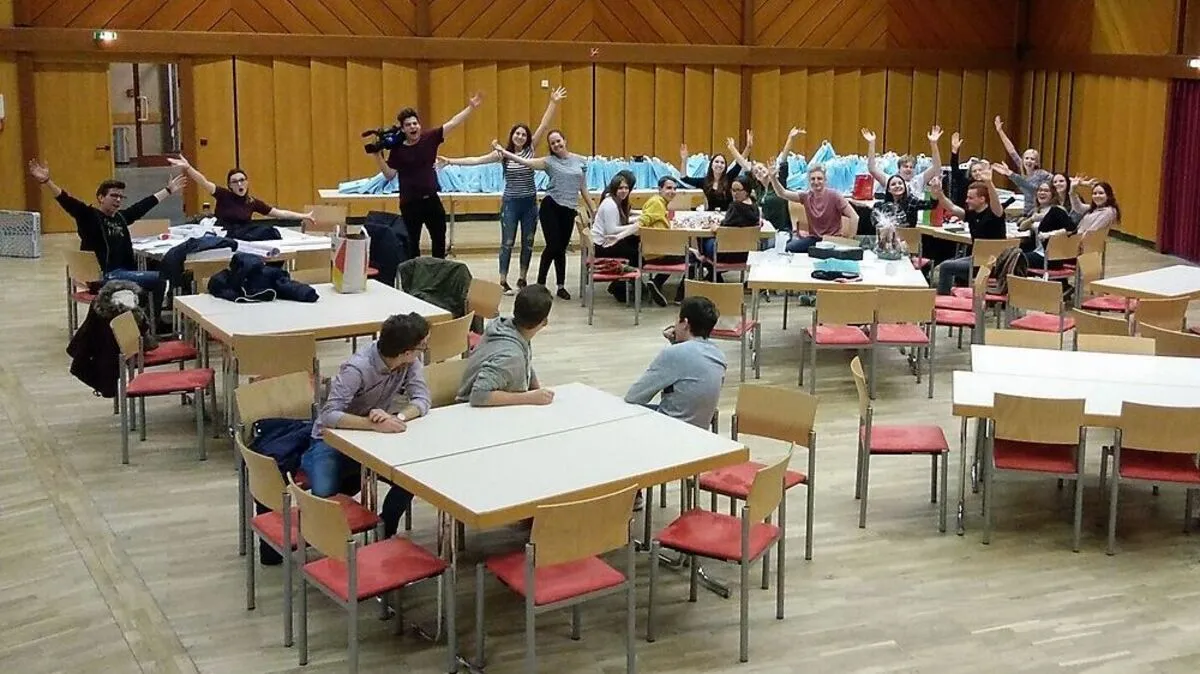 Die Maturanten dekorieren die Stadthalle Fürstenfeld