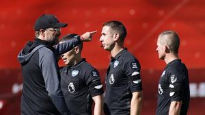 Referee David Coote diskutiert mit Ex-Liverpool-Coach Jürgen Klopp