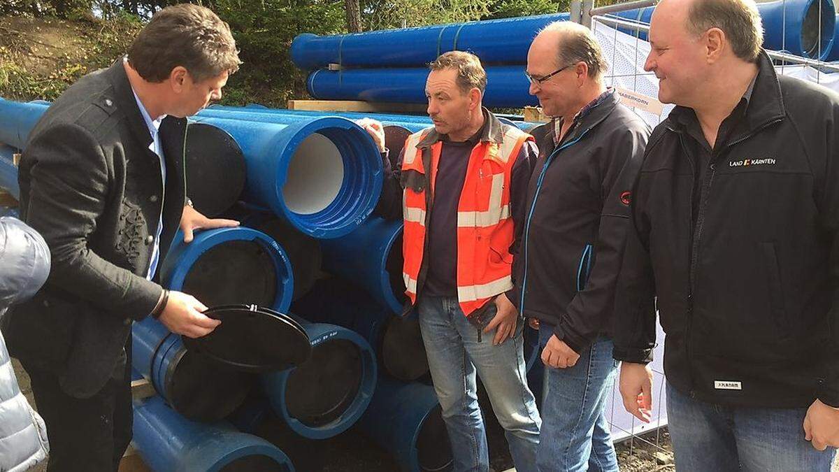 Bürgermeister Gerhard Pirih, Andreas Oberegger (Strabag), Wassermeister Werner Lang und Stadtrat Hansjörg Gritschache