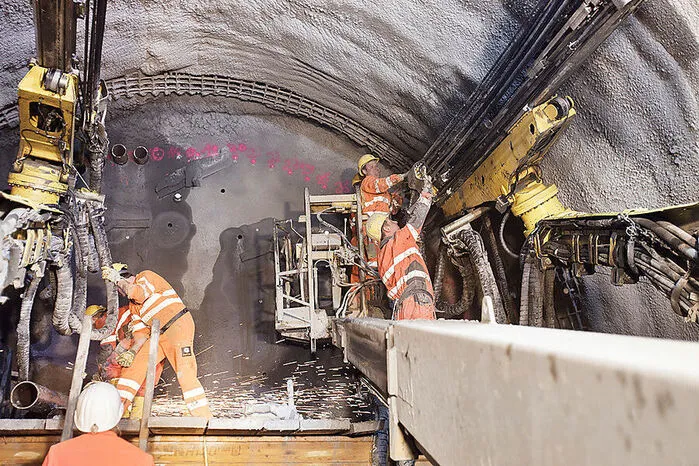 In Großbritannien entsteht eine neue Hochgeschwindigkeitsbahn von London in Englands Norden. Die Strabag erhielt mit einem Konsortium den Zuschlag für zwei Baulose mit rund 50 Kilometer. Ein Großteil davon wird als Tunnel errichtet. Das Projekt umfasst zwei Milliarden Pfund.
