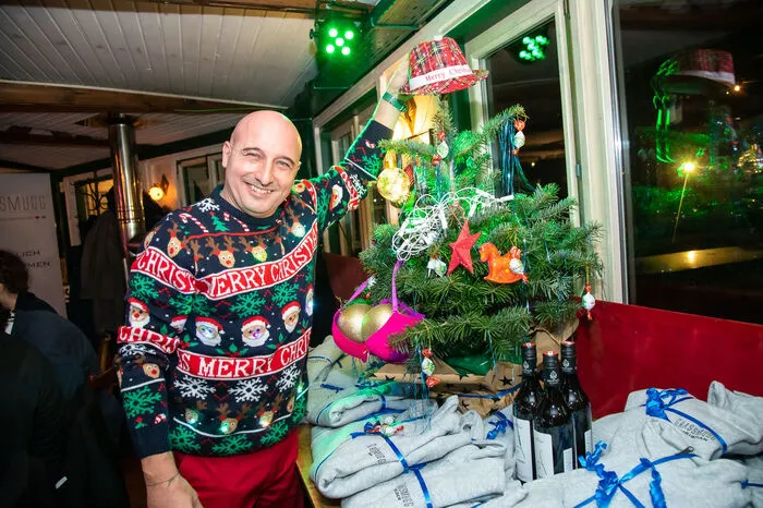 Christoph Fälbl schmückte den Baum mit einem Seepferdchen