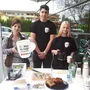 Die Schüler Sakib Ibisevic und Celine Lora schenkten mit Marktleiterin Janine Pichler (links) beim Spar in Spittal Ponau Kaffee aus