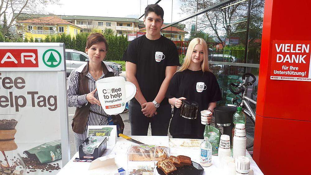 Die Schüler Sakib Ibisevic und Celine Lora schenkten mit Marktleiterin Janine Pichler (links) beim Spar in Spittal Ponau Kaffee aus