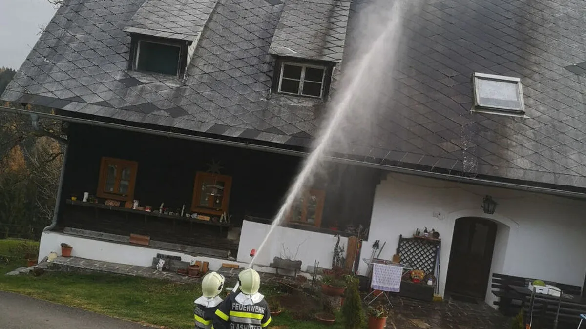 Die Einsatzkräfte der Feuerwehr kühlten den Kamin mit Löschwasser